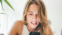 Frau mit iPhone
