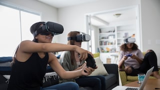 Drei Frauen spielen VR mit Controllern