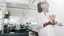 Frau mit VR-Brille