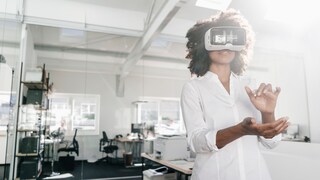 Frau mit VR-Brille