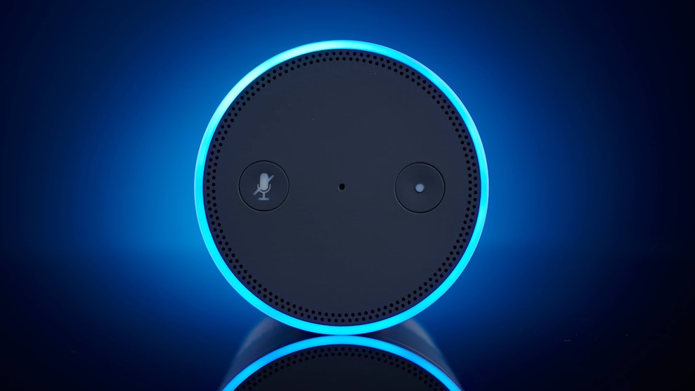 Ein Amazon Echo von oben mit Leuchtring