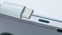 Ein USB-C-Kabel ist reversibel nutzbar. Bedeutet: Man kann den Stecker nie falsch herum in die Buchse schieben.