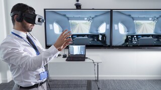 Mann spielt VR mit Oculus Rift