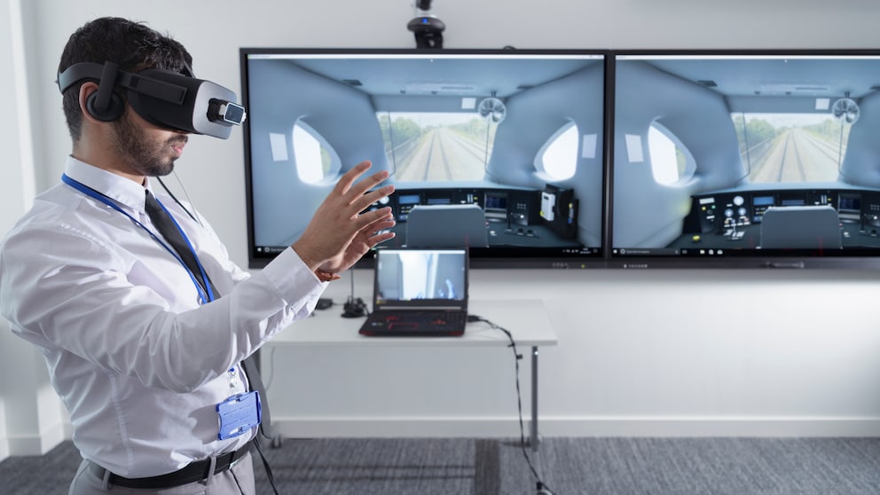 Mann spielt VR mit Oculus Rift