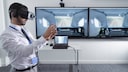 Mann spielt VR mit Oculus Rift