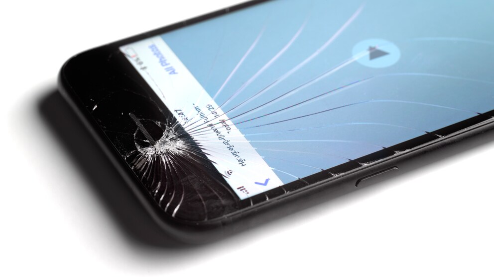 iPhone mit gesprungenem Display-Glas