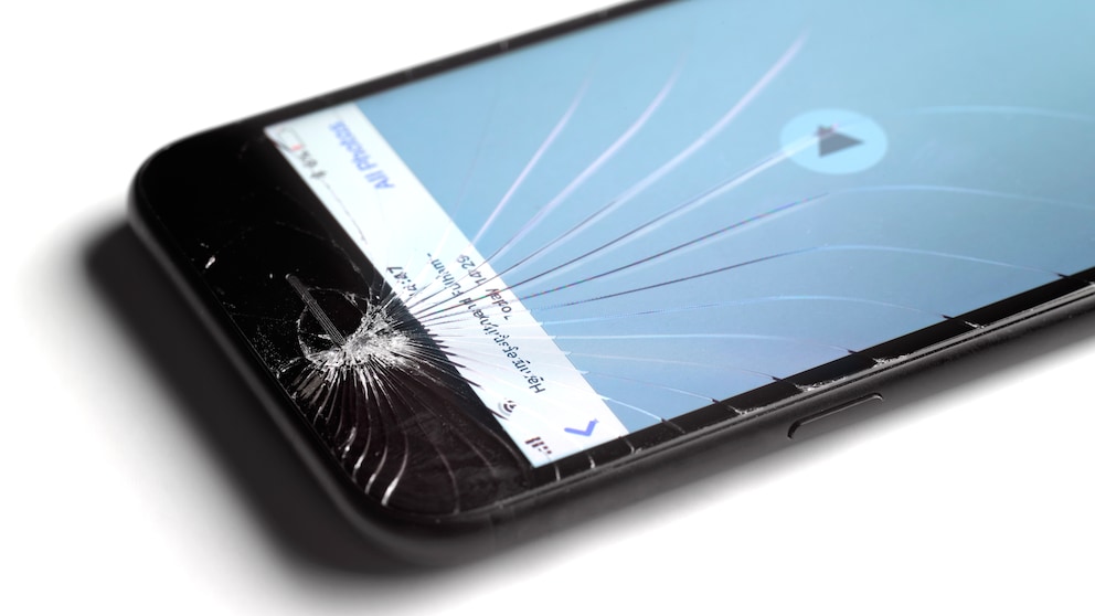 iPhone mit gesprungenem Display-Glas