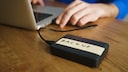 Mann macht Laptop-Backup auf externer Festplatte