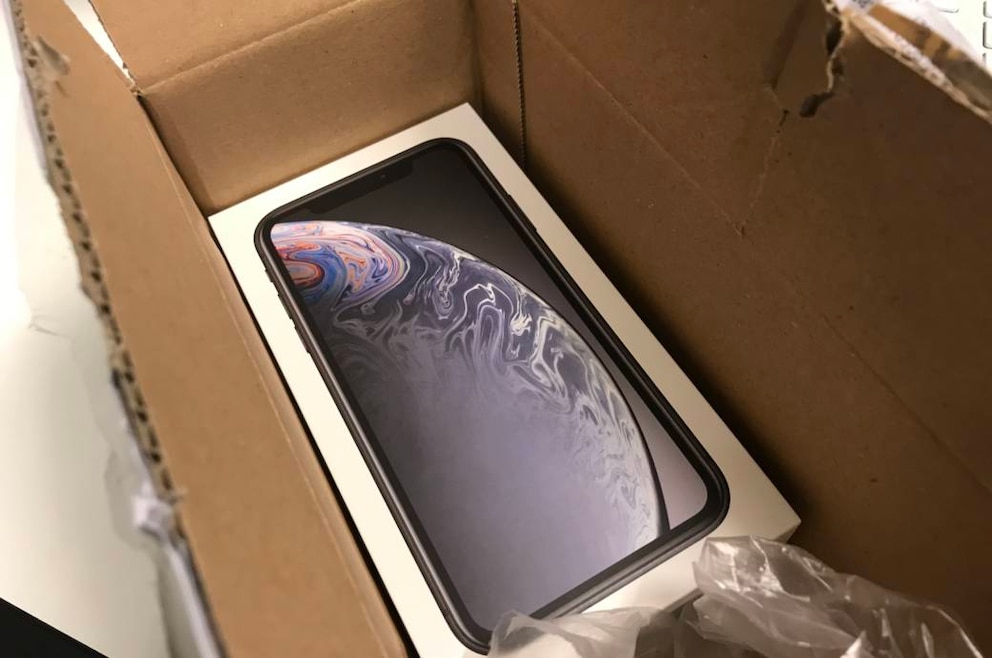 Iphone 11 ozon. Apple iphone XR 64 GB коробка. Iphone 13 XR. Iphone XR slimbox. Iphone XR В упаковке.