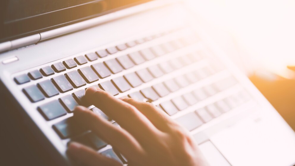 Hand auf einer Tastatur