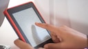Frau mit Amazon Kindle im Flugzeug