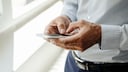 Mann tippt auf dem iPhone