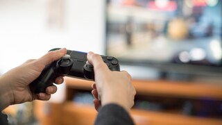 Zwei Hände an einer Spielekonsole