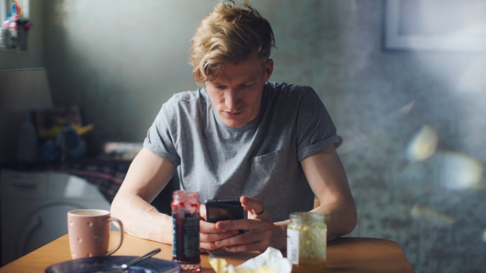 Mann mit iPhone