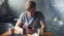 Mann mit iPhone