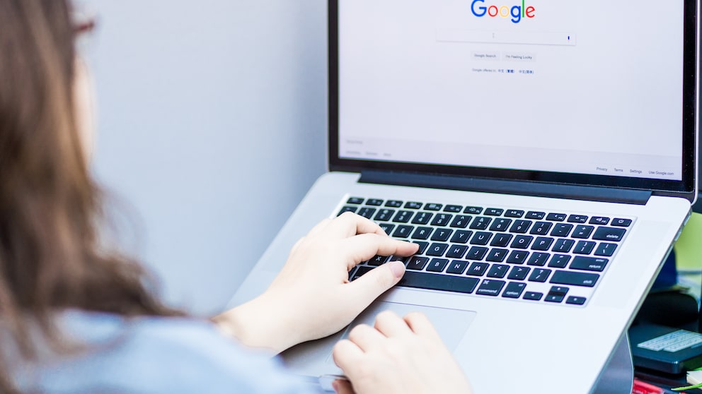Frau mit Google-Suche auf MacBook