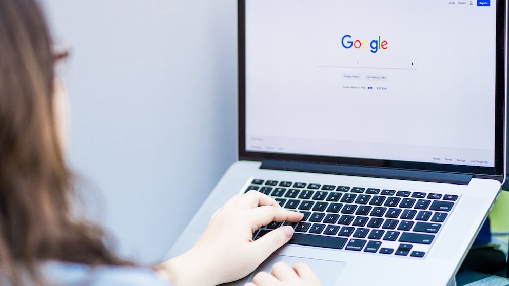 Frau mit Google-Suche auf MacBook