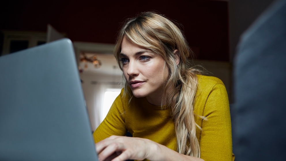 Frau sitzt vor einem Laptop