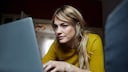 Frau sitzt vor einem Laptop