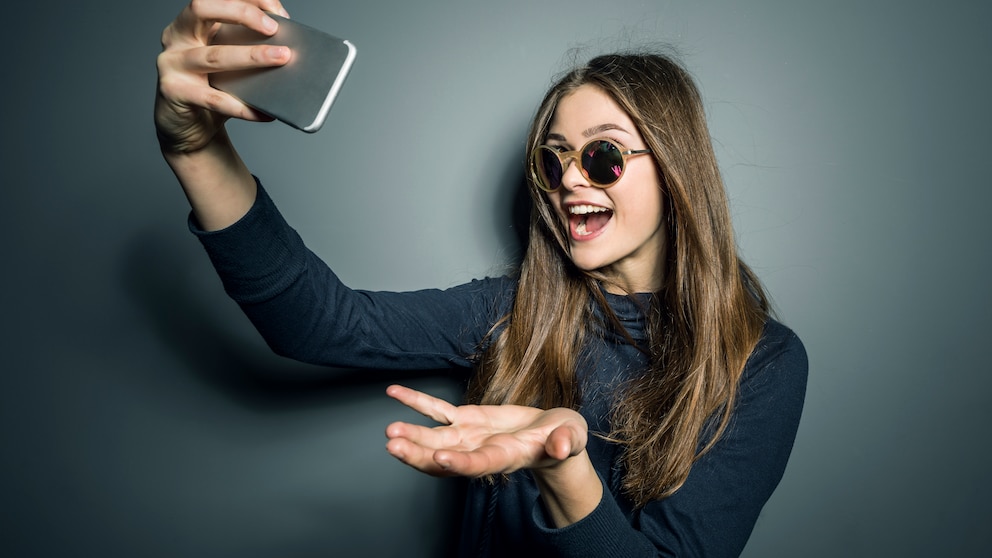 Teenager Mädchen macht Selfies mit Handy
