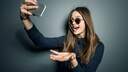 Teenager Mädchen macht Selfies mit Handy