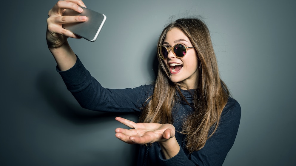 Teenager Mädchen macht Selfies mit Handy