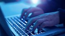 Ein PC-Nutzer tippt eine Mail auf seiner Tastatur. Vorsicht: Seit Monaten bringen gefälschte E-Mails den Trojaner Emotet in Umlauf. Internetuser sollten auch bei eigentlich bekannten Absendern keine Anhänge herunterladen.