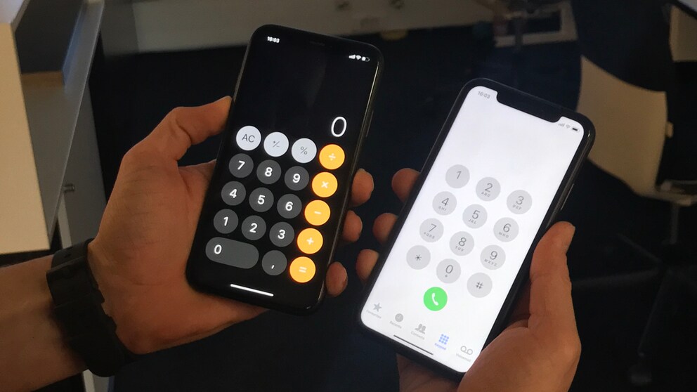 Zwei iPhone Xr nebeneinander mit Taschenrechner- und Telefon-App