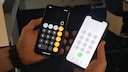 Zwei iPhone Xr nebeneinander mit Taschenrechner- und Telefon-App