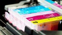 Die für den Farbdruck wichtigen drei Grundfarben Gelb, Magenta und Cyan. Manche Drucker haben neben dem normalen Schwarz auch noch eine Extrapatrone mit einem sogenannten Fotoschwarz.