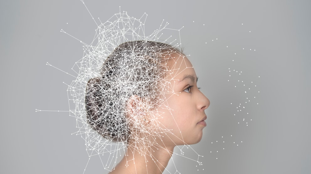 Mädchen umgibt am Kopf ein digitales Spinnennetz