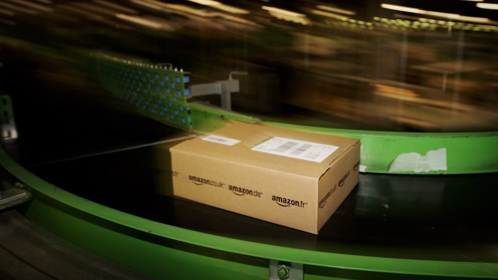 Paket auf Laufband von Amazon