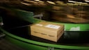 Paket auf Laufband von Amazon