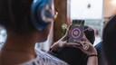 Das OLED-Display des LG G8 ThinQ dient als Lautsprecher und soll den Sound von Filmen, Spielen und Musik verbessern