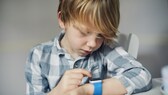 Die EU warnt vor einer Smartwatch für Kinder aus Deutschland. Diese kann von anderen leicht gehackt werden.