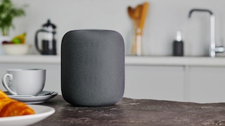 Apple HomePod auf einem Tisch