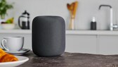 Apple HomePod auf einem Tisch