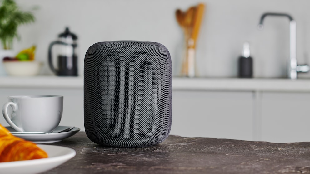 Apple HomePod auf einem Tisch