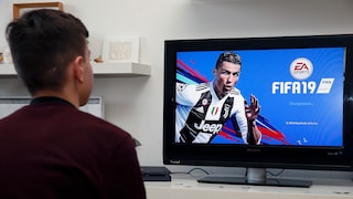 Kind spielt FIFA 19