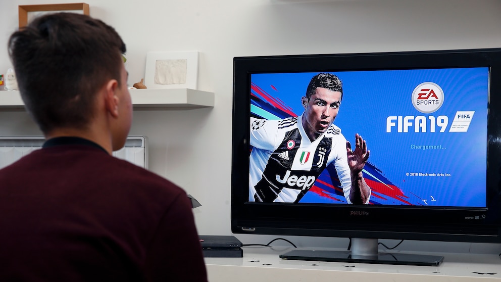 Kind spielt FIFA 19