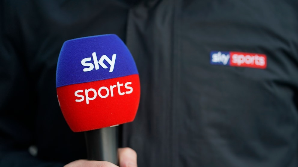 Reporter mit sky Mikrofon