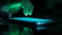 Hacker tippt auf Smartphone