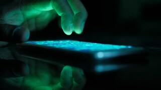 Hacker tippt auf Smartphone