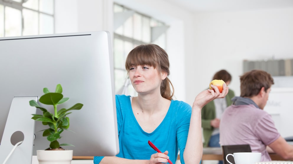 Frau vor dem Computer