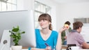 Frau vor dem Computer