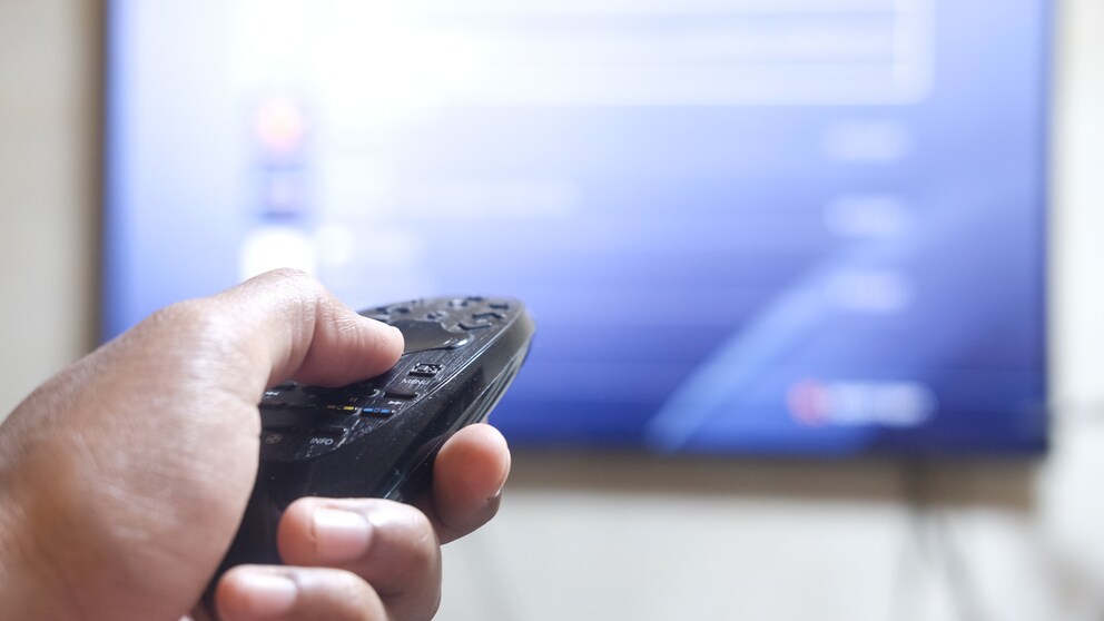 Fernbedienung zeigt auf eingeschalteten Fernseher