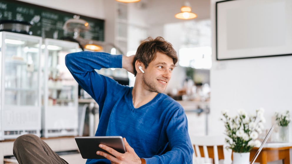 junger Mann mit Apple AirPods