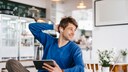 junger Mann mit Apple AirPods