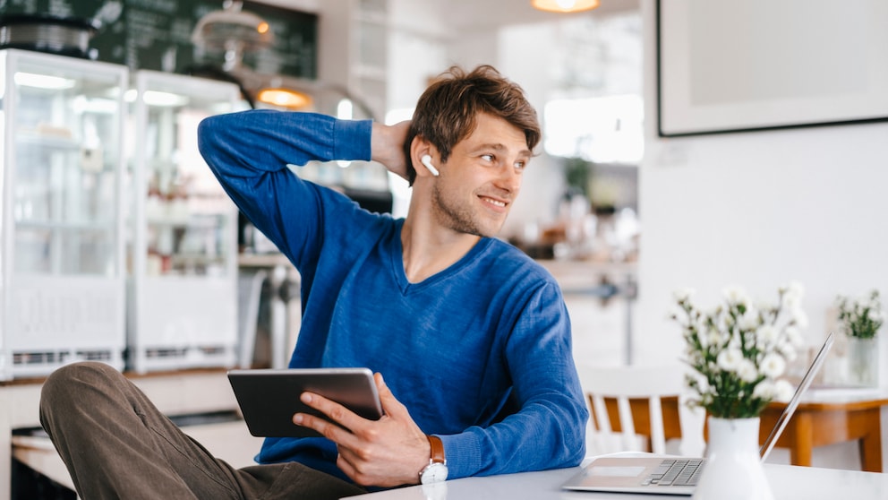 junger Mann mit Apple AirPods