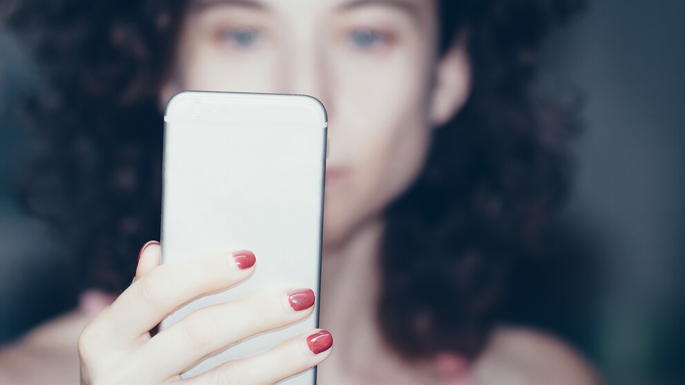 Frau hält Handy